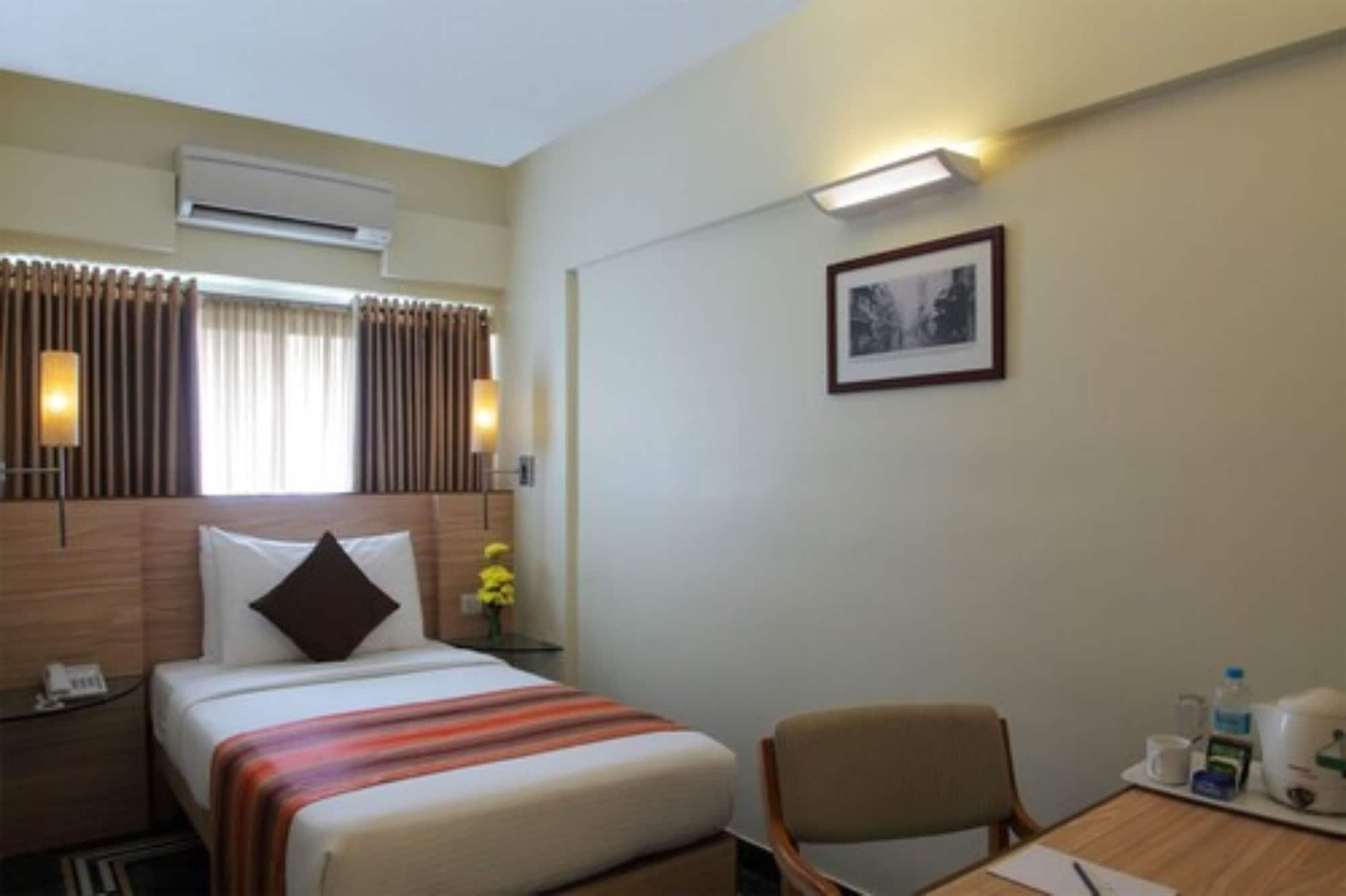 Hiltop Hotel Mumbai Kültér fotó